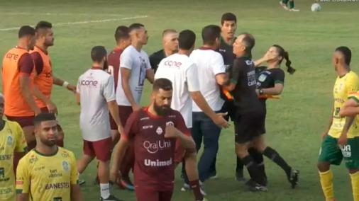 Após agredir árbitra assistente, técnico Rafael Soriano é suspenso de forma preventiva pelo TJD-ES - LANCE!