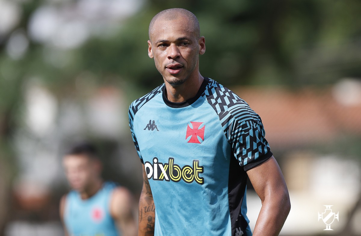 Após fechar com cinco reforços, Vasco freia negociações e deve contratar apenas mais um zagueiro - Globo.com