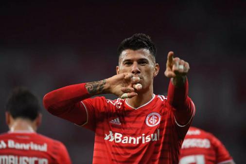 Botafogo encaminha a contratação de Victor Cuesta, do Internacional - LANCE!