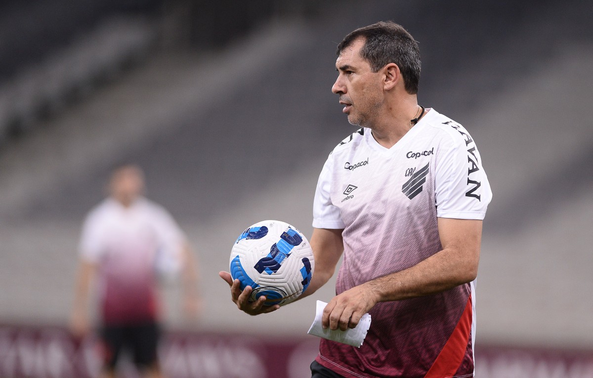 Carille comanda treino no Athletico e estreará na Libertadores contra o The Strongest - Globo.com
