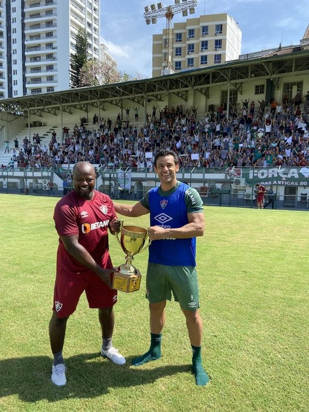 Fluminense volta às Laranjeiras em treino com a torcida, e Fred brinca: 