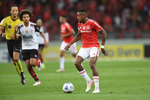 Prazo curto: Flamengo e Internacional negociam por possível troca entre Edenílson e Willian Arão - LANCE!